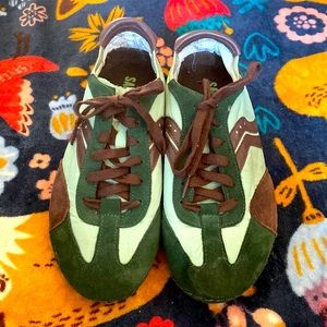 Saucony green & brown sneakers size 10 (UK 8, EU 42)
